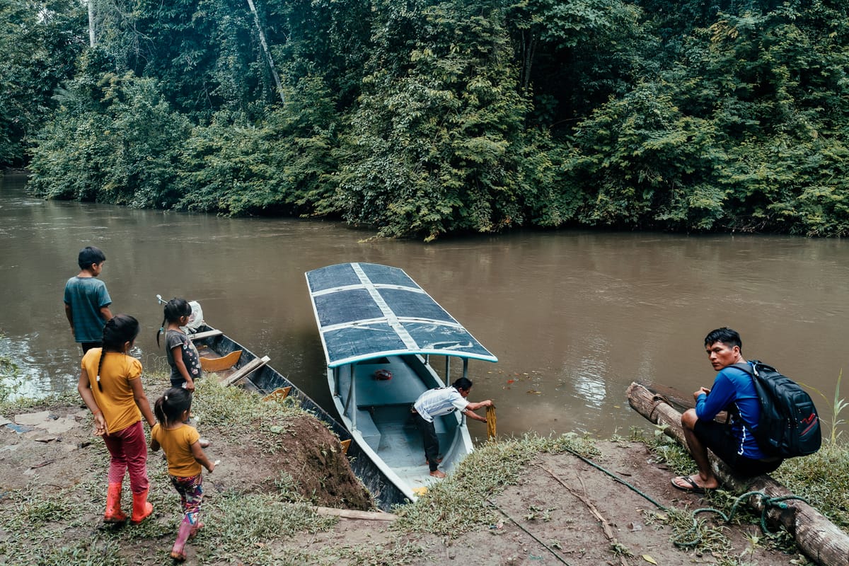 El sol enciende la lucha de los Achuar en la Amazonía ecuatoriana