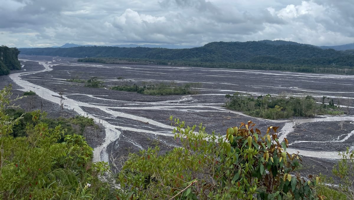 El riesgo por material volcánico y sedimentos en el río Upano sigue