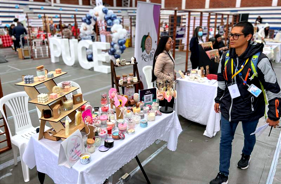 Los expositores de la Feria PUCE Maki 2025 reciben capacitaciones