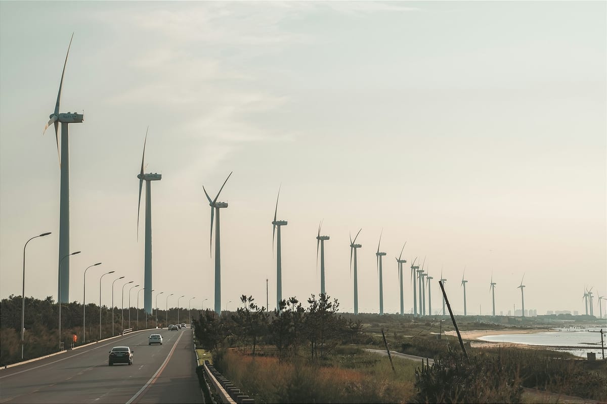 China lidera capacidad eólica y solar en año clave rumbo al 2030