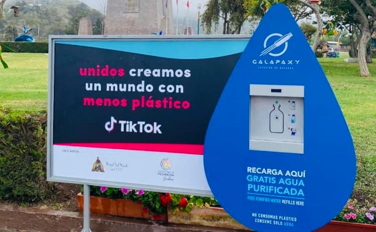Bebederos recargan agua purificada en Quito para evitar que los plásticos lleguen a Galápagos