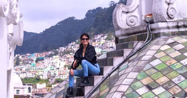 Cinthia Valencia en una de las cúpulas del Centro Histórico de Quito. Foto Cortesí