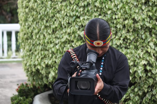 Con su cámara Eriberto Gualinga ha documentado la forma de vida de su pueblo, Sarayaku. Archivo personal