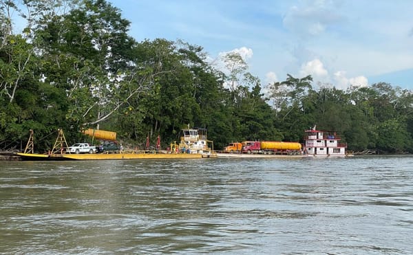 Actividades de transporte de vehículos pesados en el río Napo