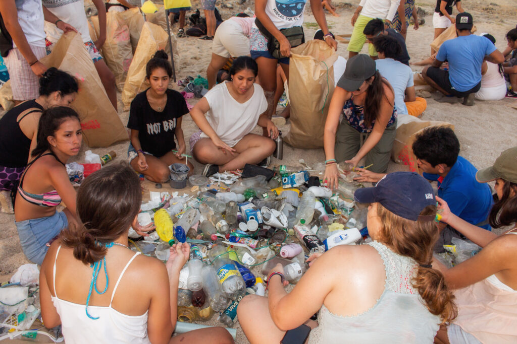 Jornada de limpieza de playas en Ecuador