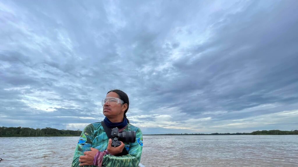 Eriberto Gualinga navega en el río Bobonaza para la grabación de su nuevo documental La Ruta de la Sal. Foto archivo personal