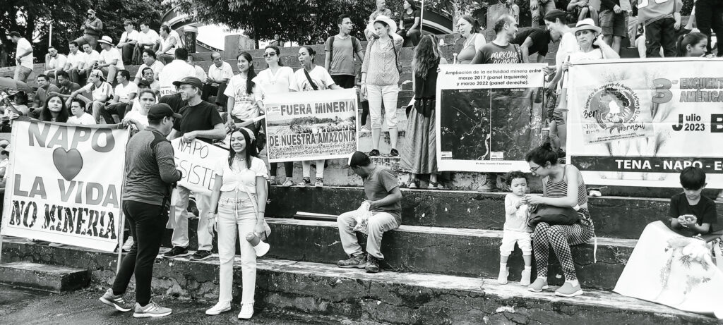 Imágenes de la marcha por el centro de Tena en contra de la minería y a favor de la vida.
