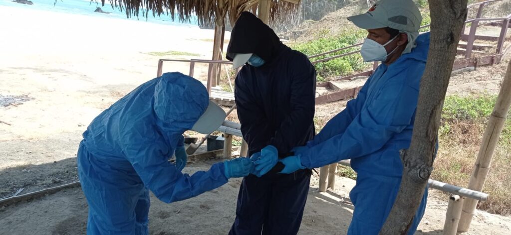 Técnicos toman muestras de aves muertas en las costas ecuatorianas (2)