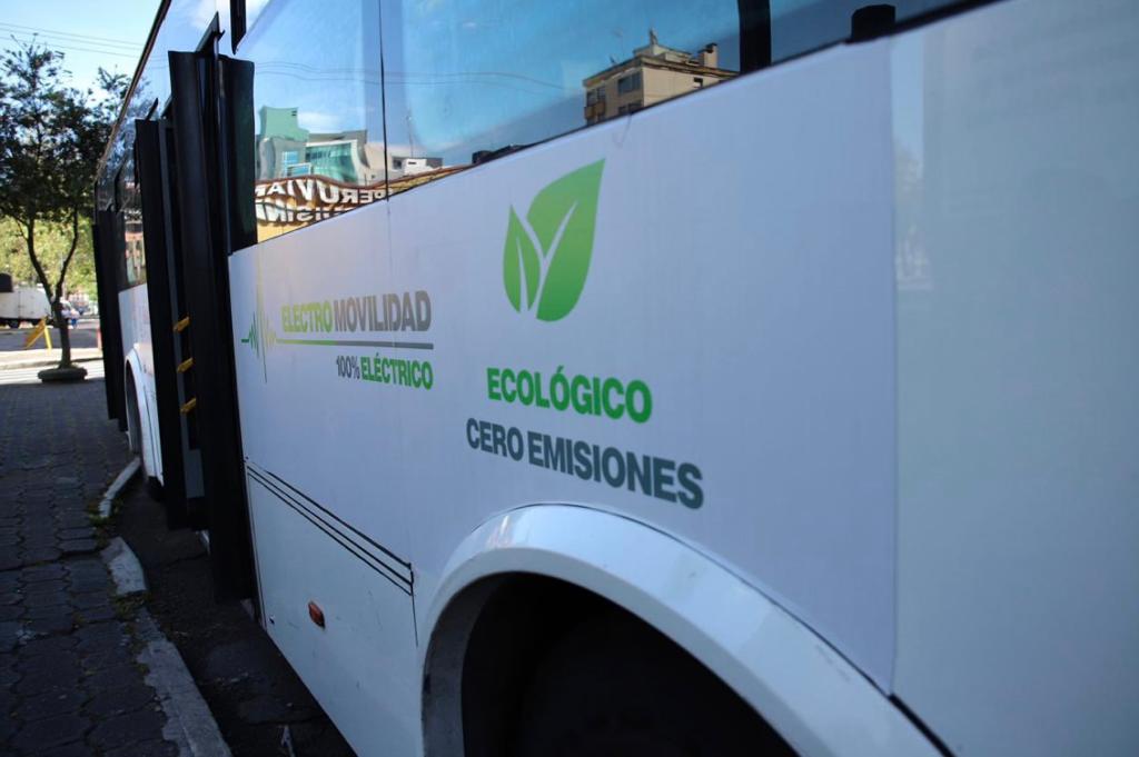 Autobus ecológico en feria en Quito