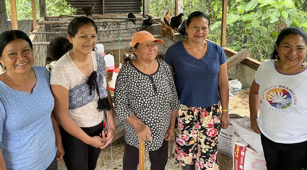 Mujeres de Mushuk Warmi que se dedican a la crianza de pollo