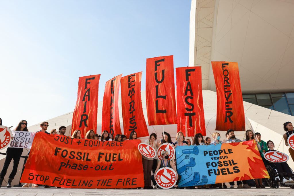 Manifestantes en Dubái exigen la eliminación progresiva de los combustibles fósiles. Foto: cuenta Flickr COP28 / Andrea DiCenzo