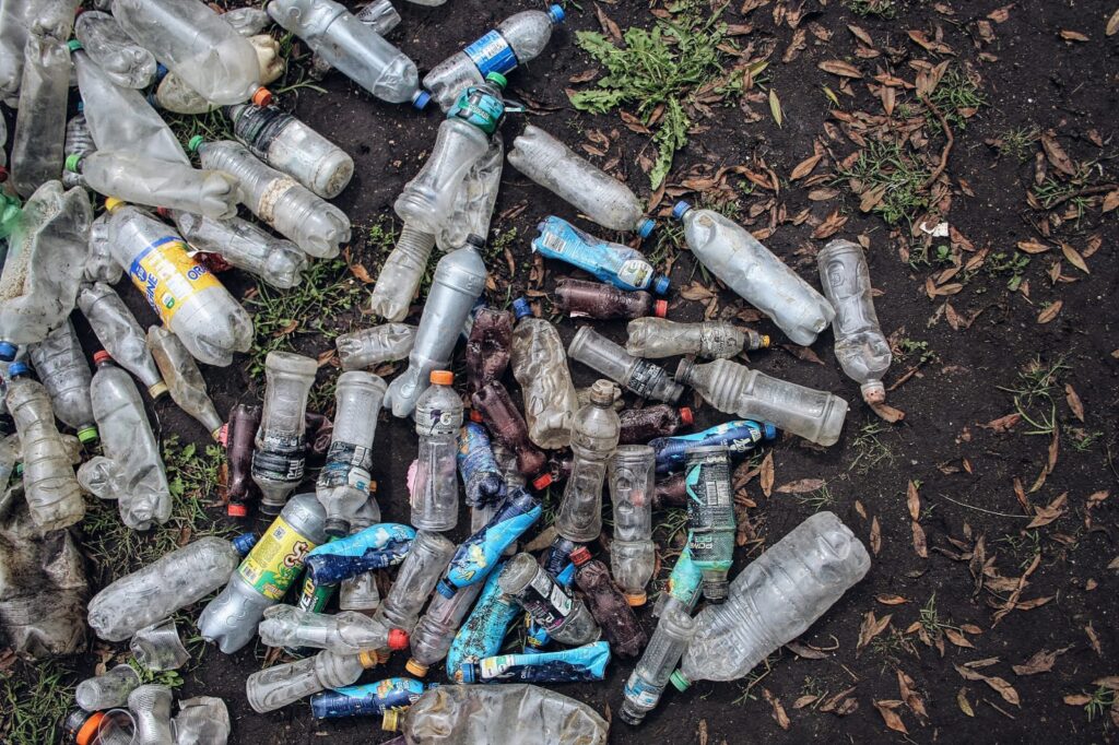 Las botellas plásticas de agua son las más frecuentes en las limpiezas de ríos. Foto: cortesía Ichthion Group.