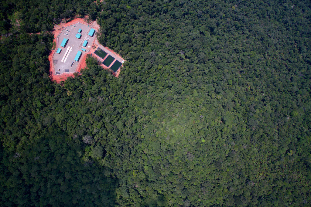 Más de la mitad de la Amazonía ecuatoriana se encuentra sobre bloques petroleros. Esta es una amenaza constante para las comunidades y la biodiversidad.