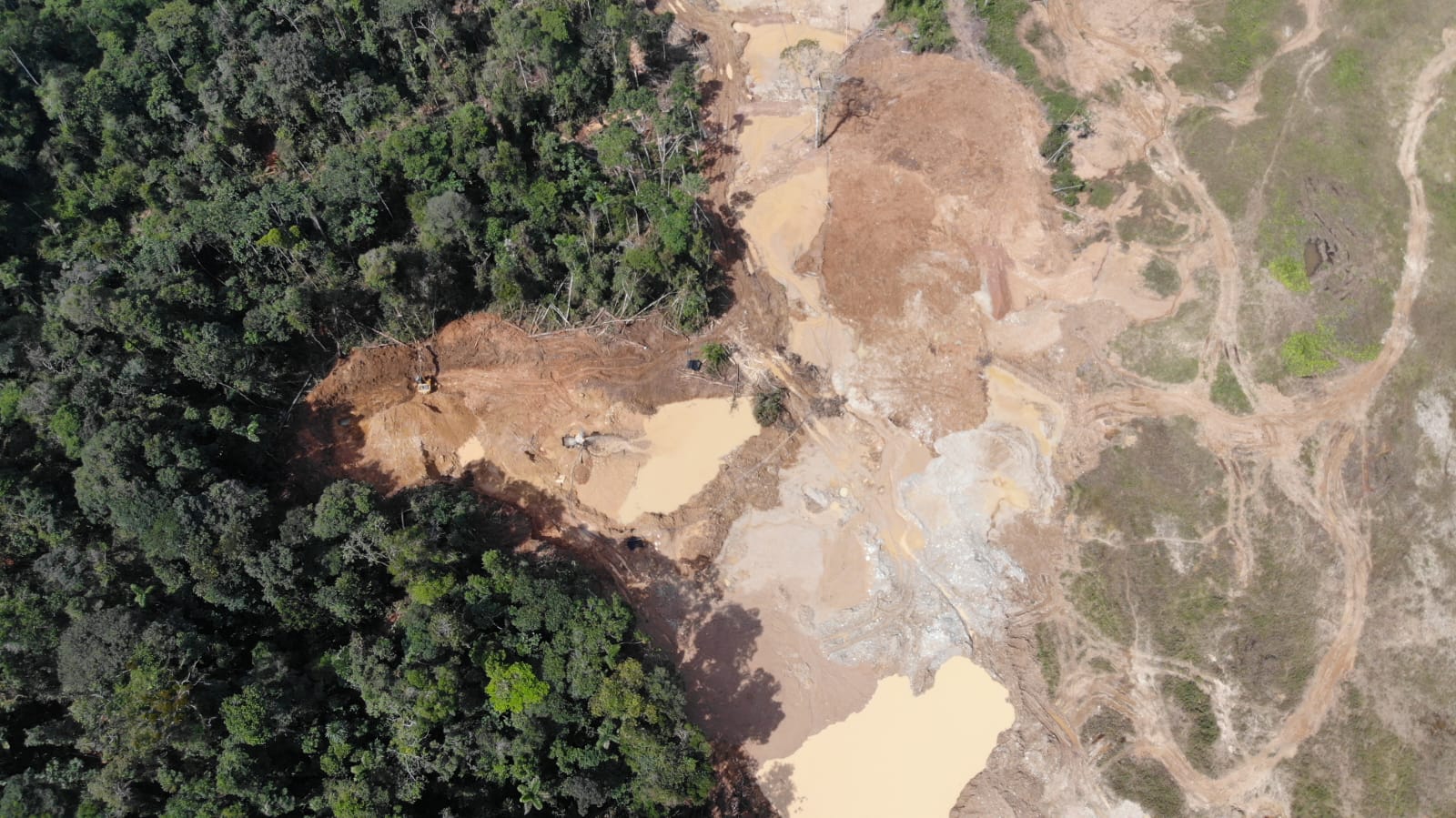 Impacto de la deforestación por la extracción minera en Yutzupino.